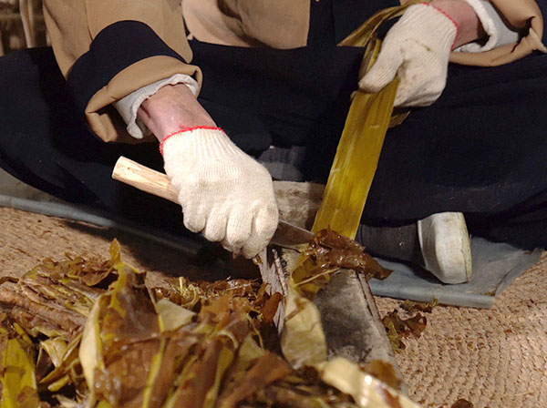 Manual scraping of Heuk Pi to obtain white Baek Pi inner bark
